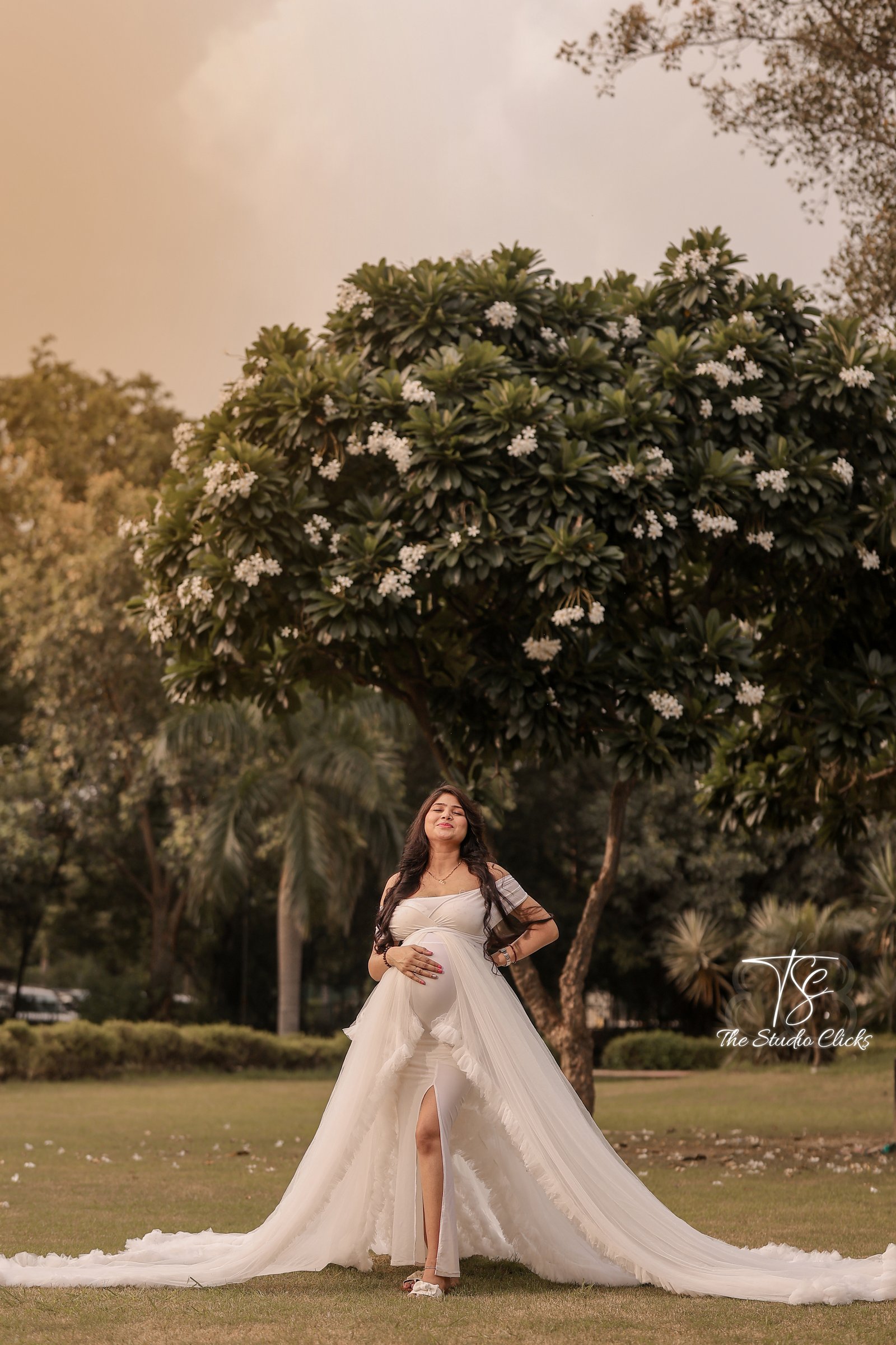 The Studio Clicks maternity photography hero